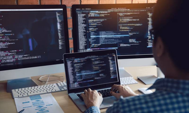 数据科学选型:R与Python如何赋能巩留县网站建设?